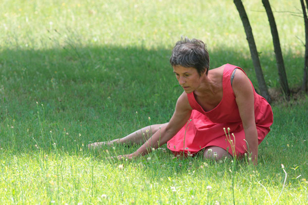 Sylvie danse dans l'herbe